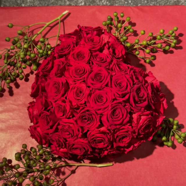 A long-lasting heart made from  50 stabilised roses #monamour #iloveyou #stabilisierterosen #longlasting #red #roses available #edithpiaf  @karl_zuber_flowerevents #theoriginalflowerevents