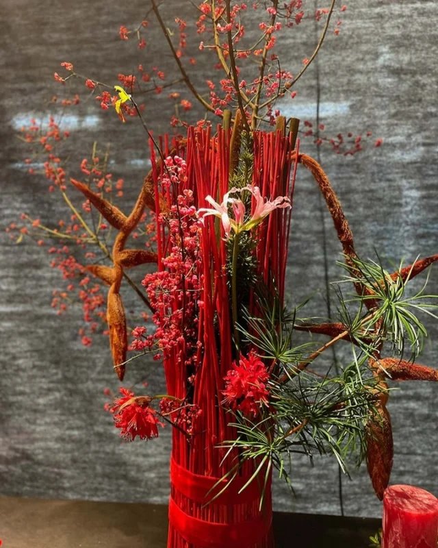 Start of the week with autumnal vase filling
Euonymus, Nerines, Sciatopitis, Helikonia 'She Kong' and Taxus

buildt for @trendboerse_luzern 

#powerflower #flowerpower #masterflorist #swissflorist #floraldesign #florist